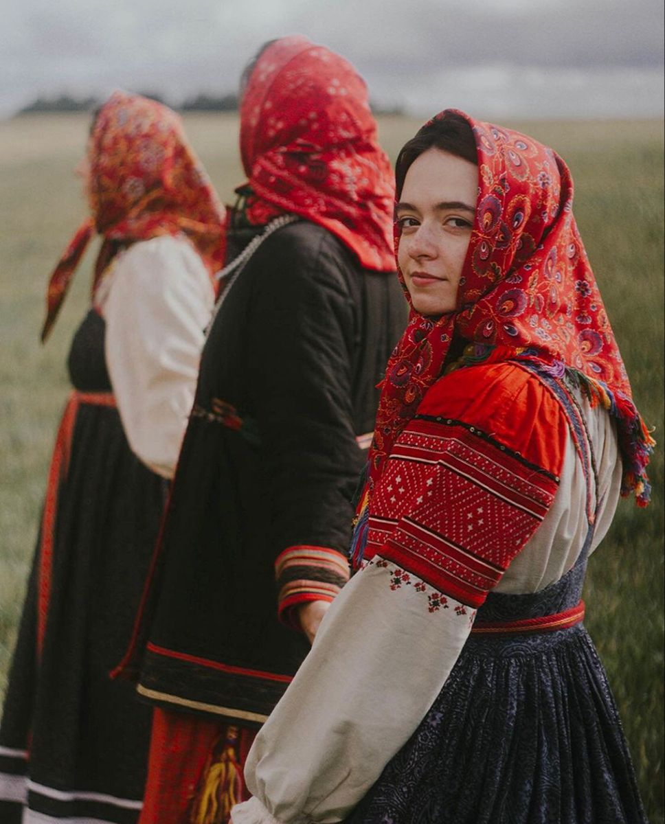 Women in Slavic costumes in Port Louis