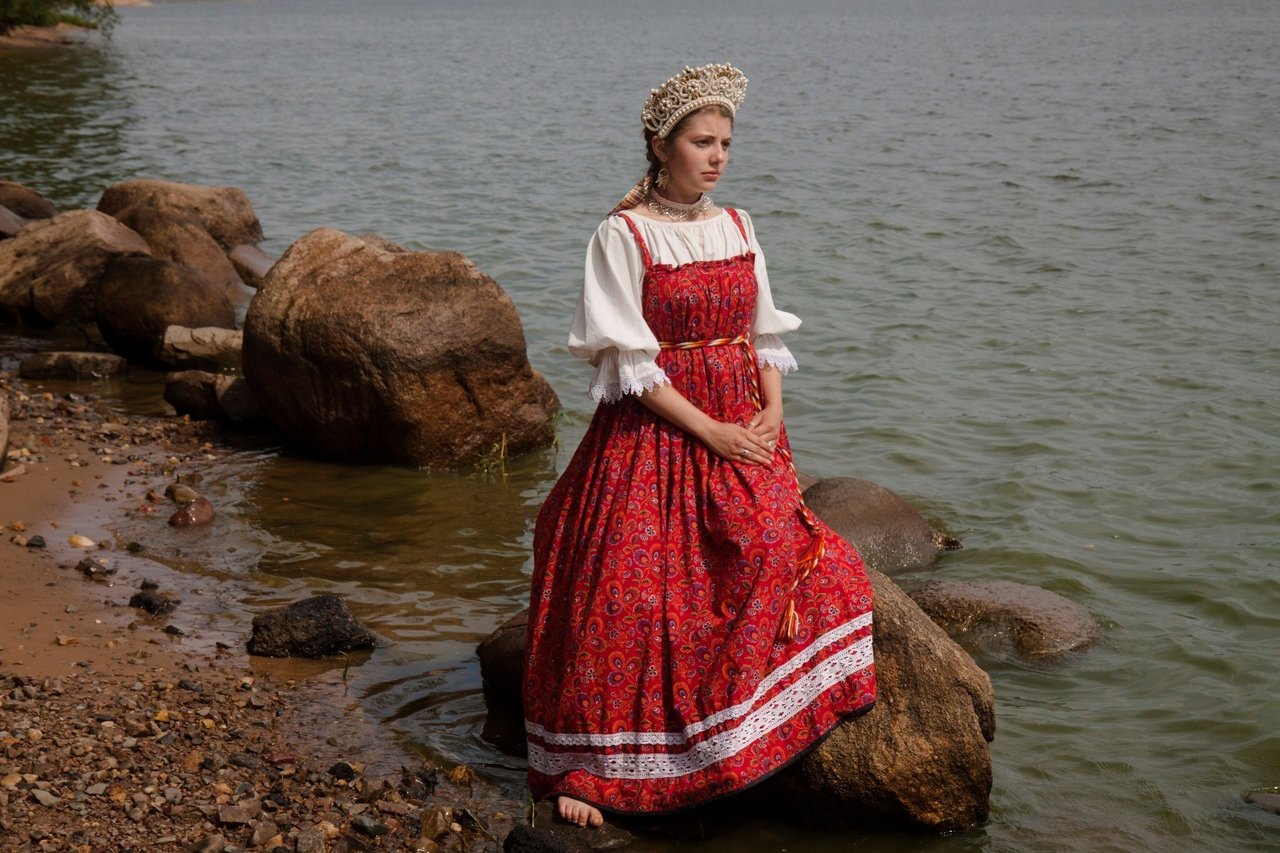 Women in Slavic costumes in Port Louis
