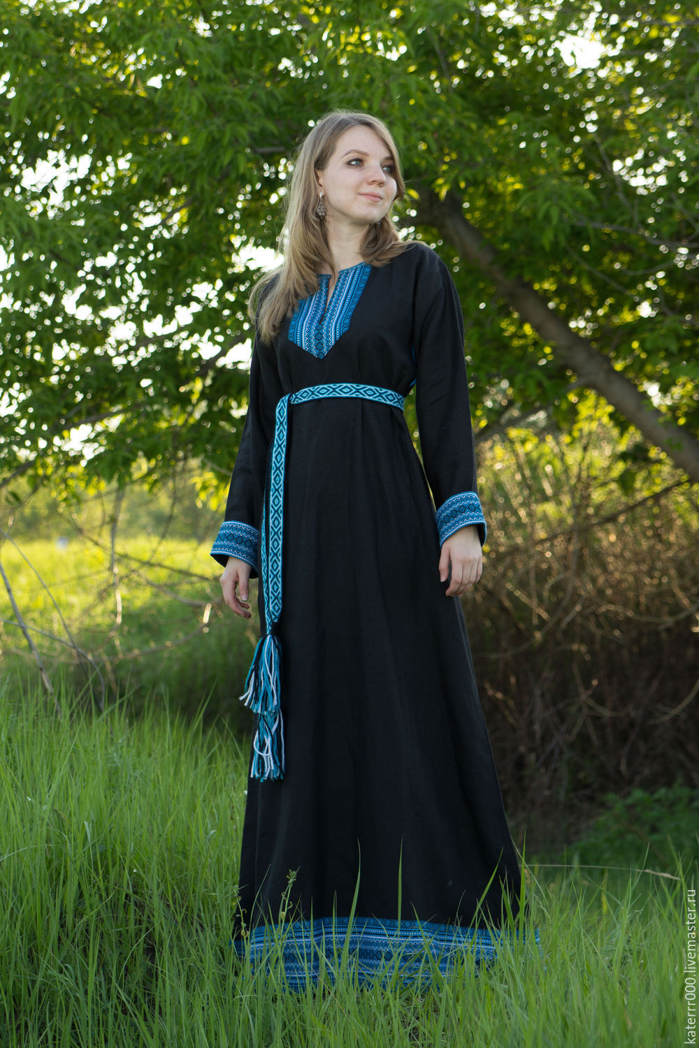 Women in Slavic costumes in Port Louis