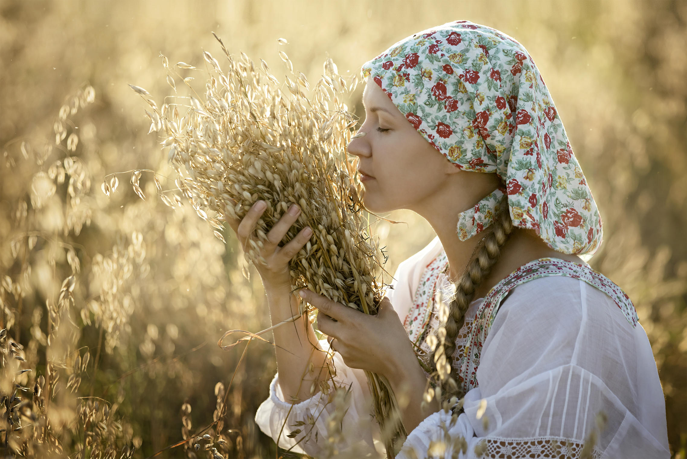 Photo Women in Slavic costumes in Port Louis
