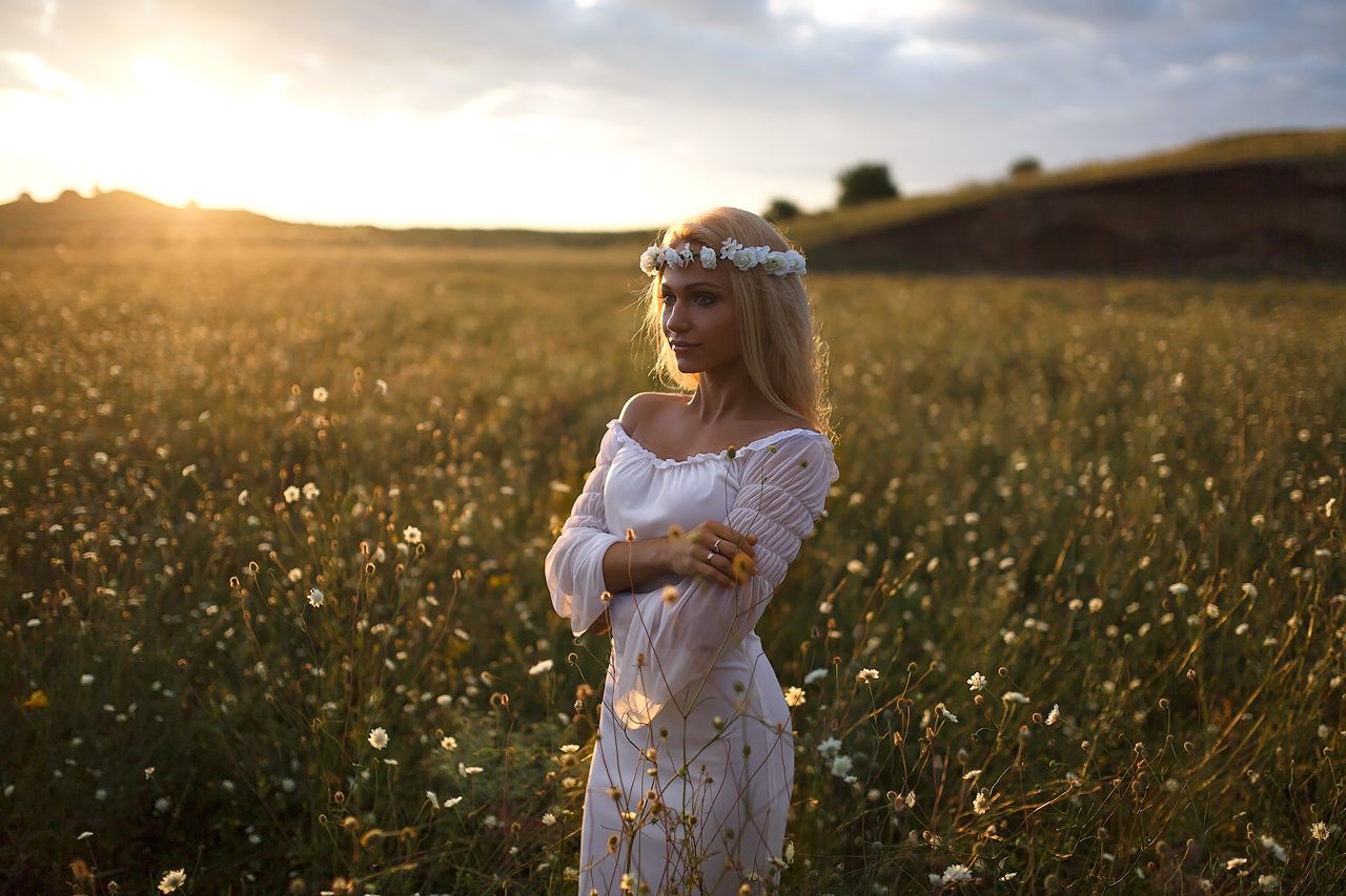 Girls in Slavic costumes in Port Louis