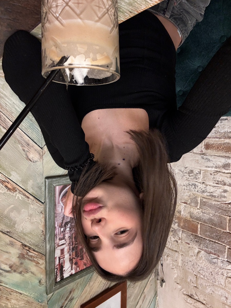 Fresh photos, fresh mood — Tina online in Port Louis